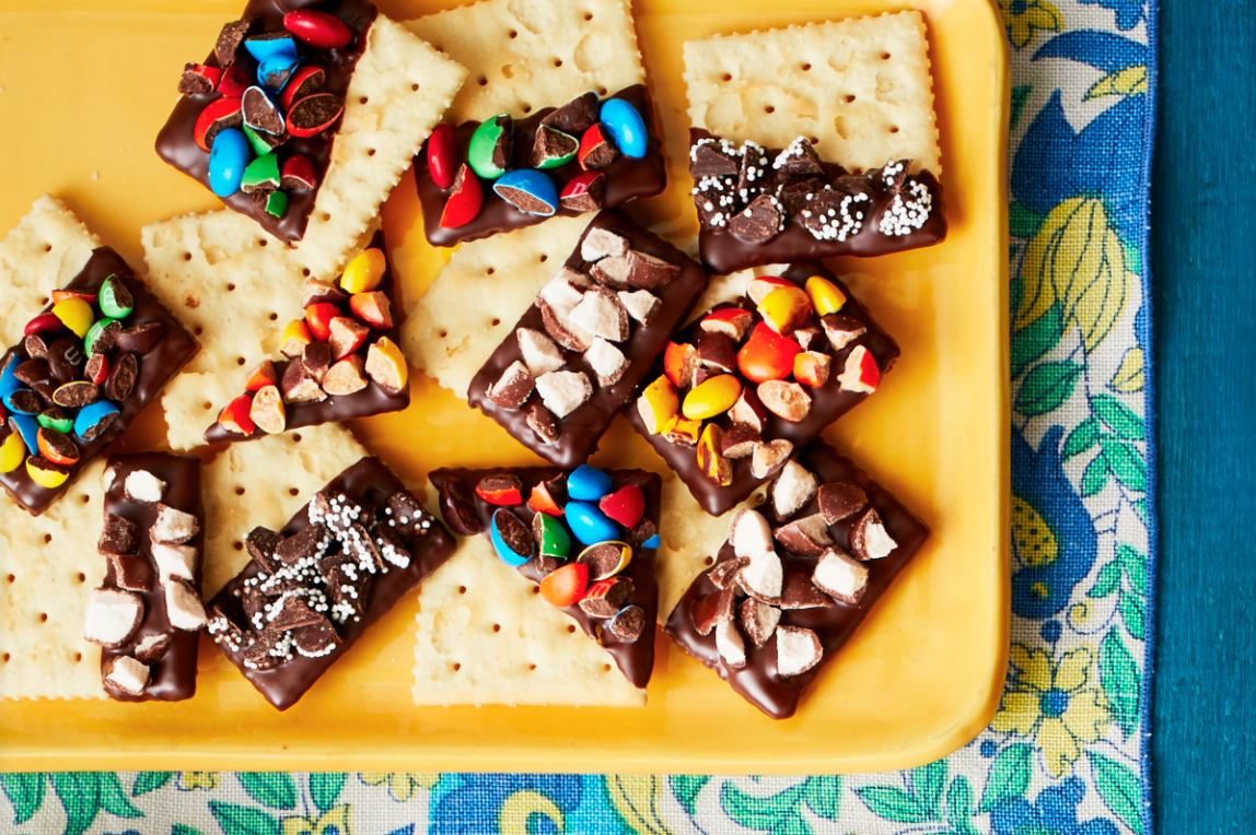 Choco dipped crackers